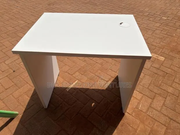 Uk Used Table (80x60cm) · Photo 1