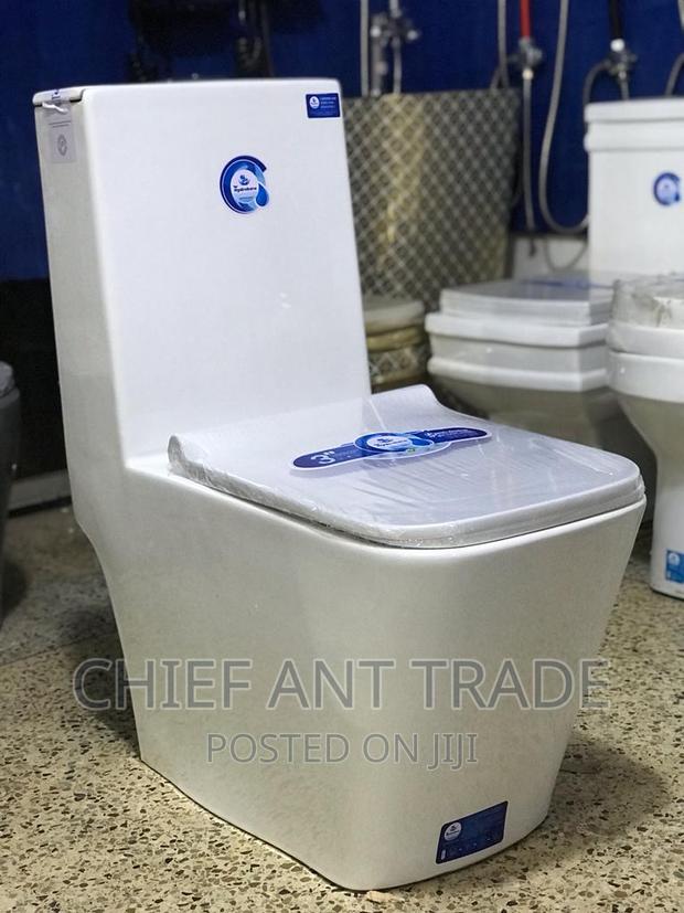 Toilet Seat / Water Closet . One Piece · Photo 1