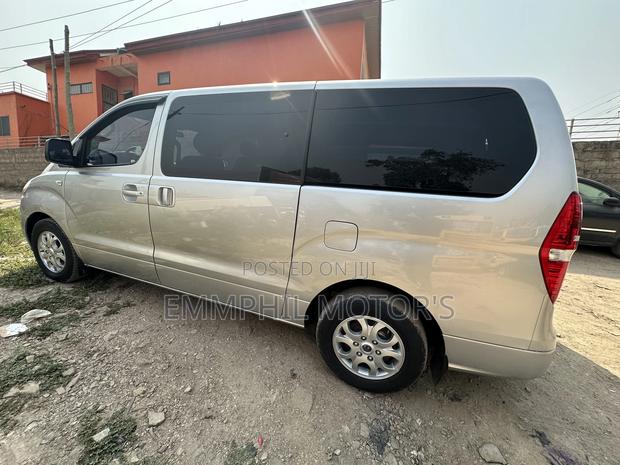 Hyundai Starex 2013 Grey · Photo 2