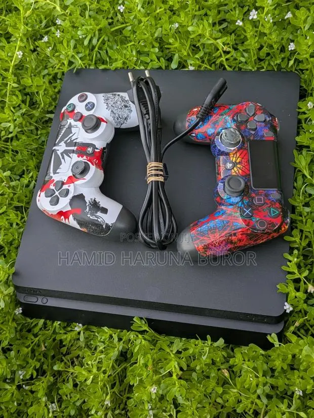 Uk Used PS4 Slim Jailbreak (Two Controllers ) · Photo 1