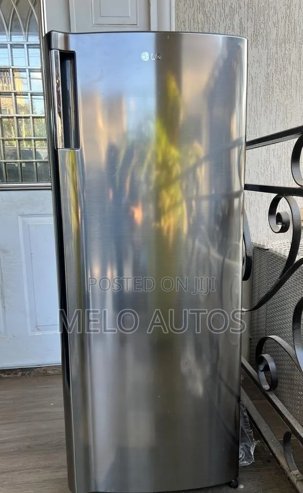 LG Single-Door Top-Freezer Refrigerator · Photo 1
