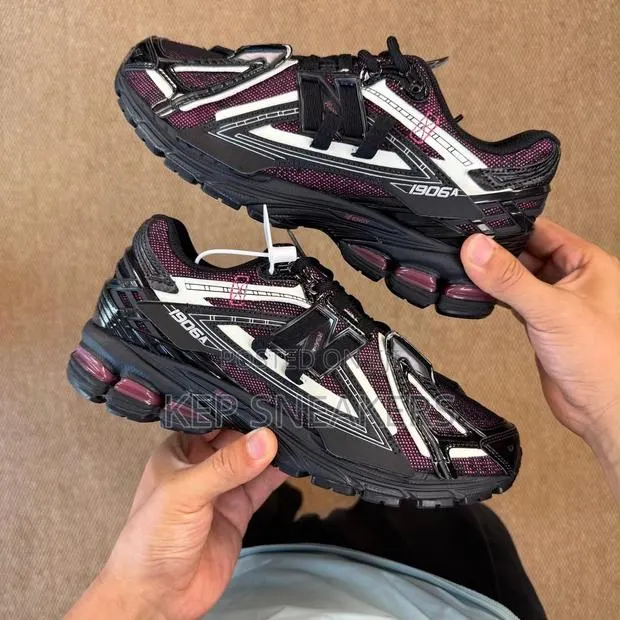 New Balance 1906A "Black/Dragon Berry" · Photo 1