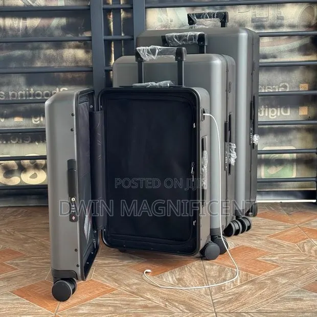 Full 3 Piece Suitcase Set With Charging Port · Photo 1