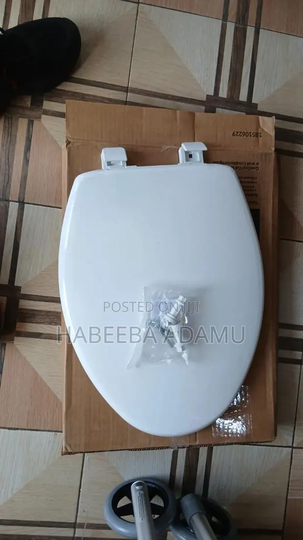 Bemis Toilet Seat Cover · Photo 1