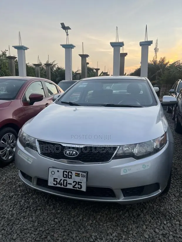 Kia Forte 2010 Silver · Photo 1