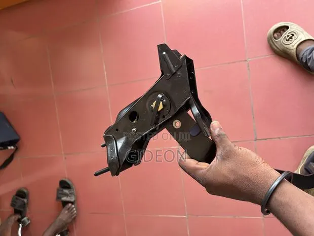 Nissan Hardbody Clutch Paddle · Photo 1