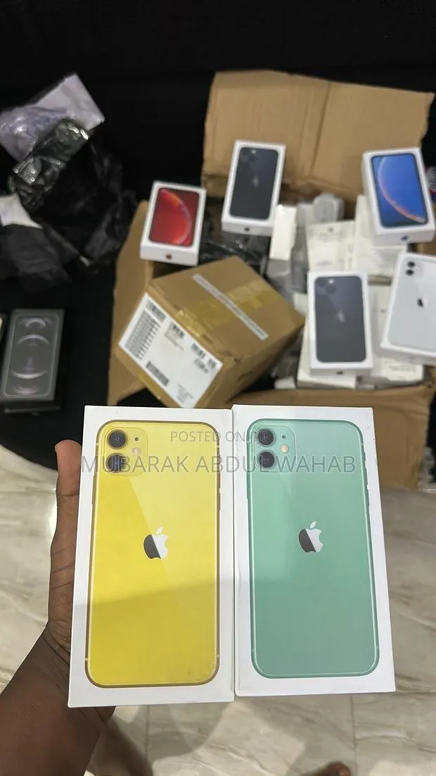 New Apple iPhone 11 128 GB White · Photo 1