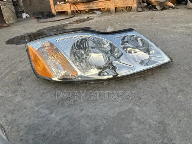Toyota Avalon 2000-2004 Headlight Pair · Photo 1