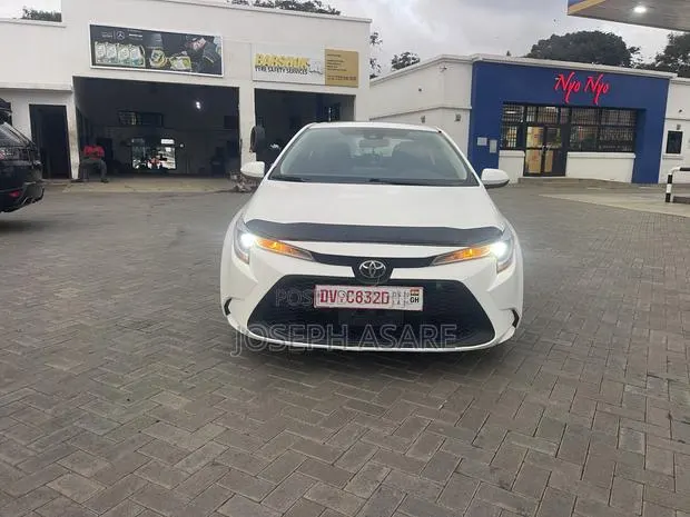 Toyota Corolla LE 2020 White · Photo 1