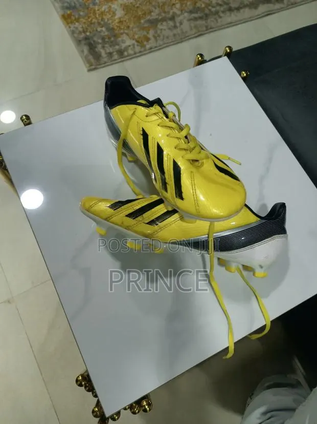 Kids Football Boots · Photo 1