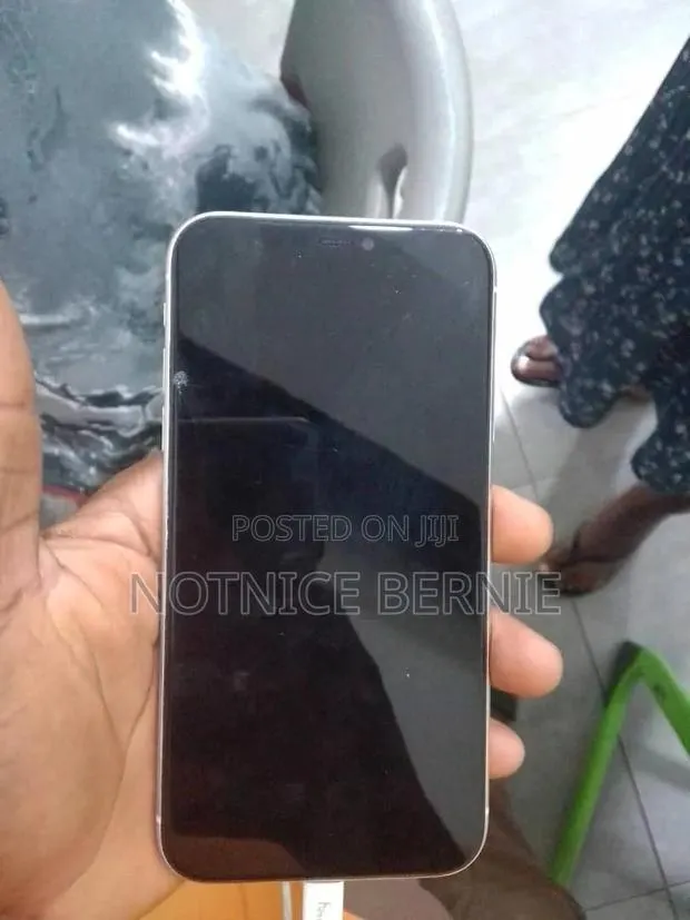Apple iPhone 11 128 GB White · Photo 1