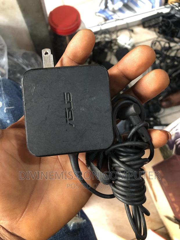 Asus Small Pin Original Home Used Charger,19v ~2.37A · Photo 1