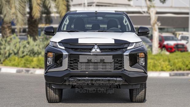 New Mitsubishi L200 2023 Black · Photo 2