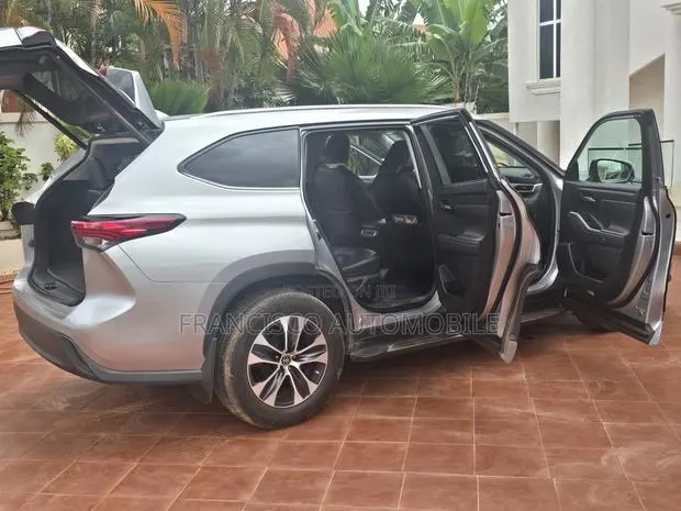 Toyota Highlander XLE 2021 Silver · Photo 1