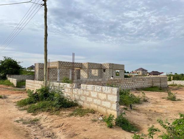Title Land With Uncompleted 4 Bedrooms for Sale · Photo 3