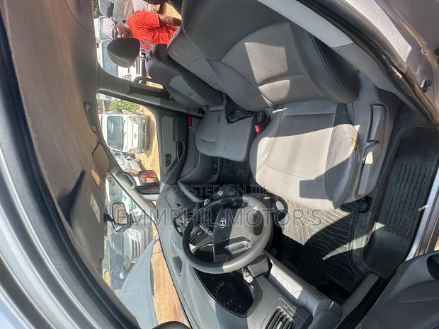 Hyundai Starex 2011 Grey · Photo 2