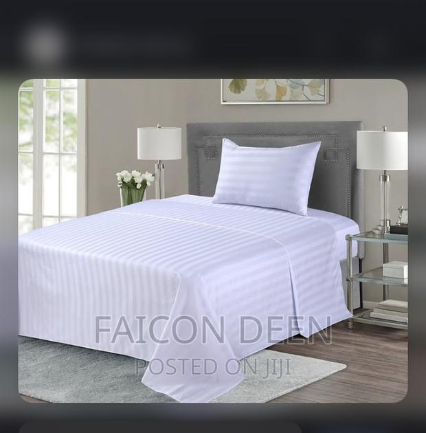 White Stripped Cotton Bedsheets for Hotels · Photo 1