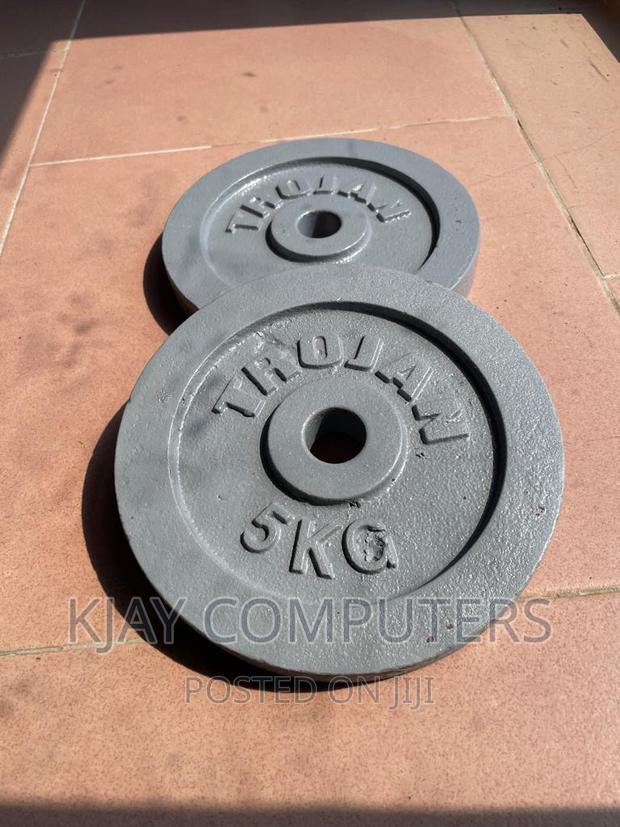 Pair of 5 Kg Carbon Steel Plate for Barbells and Curl Bars. · Photo 2