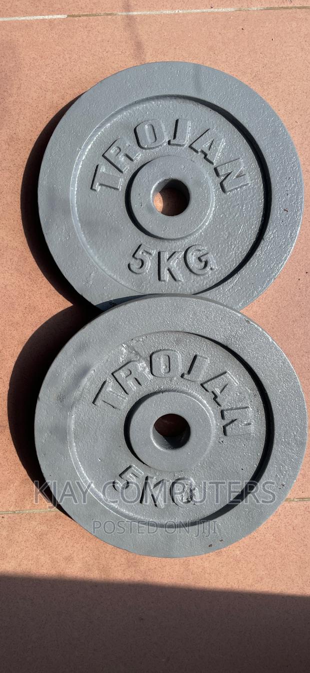 Pair of 5 Kg Carbon Steel Plate for Barbells and Curl Bars. · Photo 3