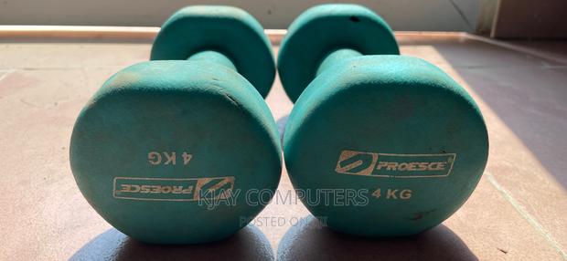 A Pair of 4kg Rubber Dumbbells · Photo 3