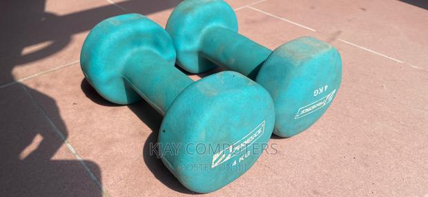 A Pair of 4kg Rubber Dumbbells · Photo 2
