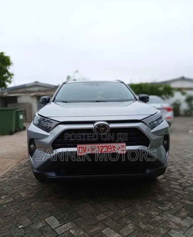 Toyota RAV4 XLE AWD 2024 Silver · Photo 1