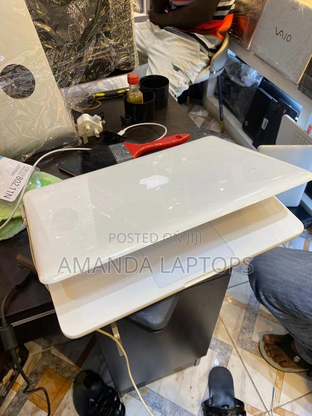 New Laptop Apple MacBook 2010 6GB Intel Core 2 Quad HDD+SSD 320GB · Photo 3