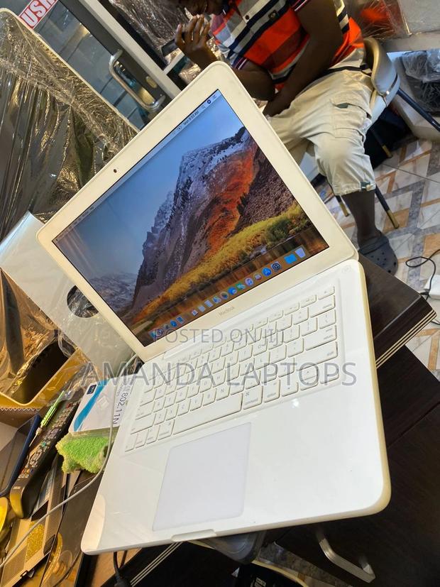 New Laptop Apple MacBook 2010 6GB Intel Core 2 Quad HDD+SSD 320GB · Photo 2