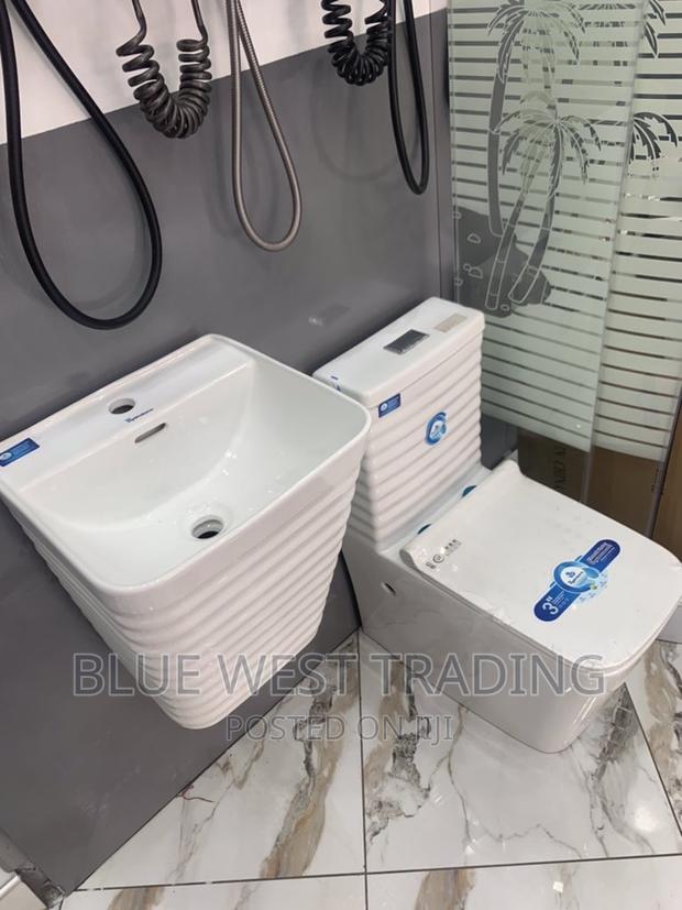 Master Bedroom Water Closet · Photo 3