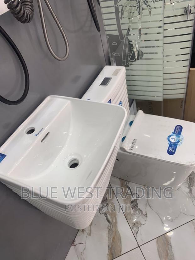 Master Bedroom Water Closet · Photo 2
