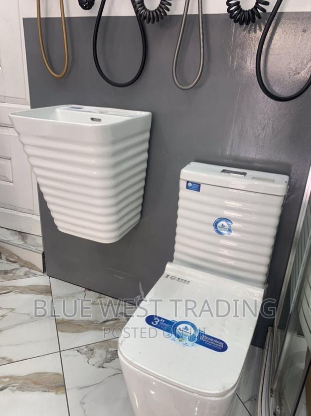Master Bedroom Water Closet · Photo 1