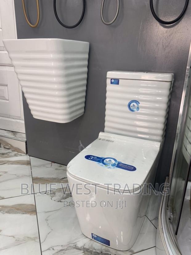 Master Bedroom Water Closet · Photo 4