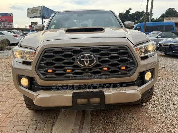 Toyota Tacoma 2021 · Photo 1