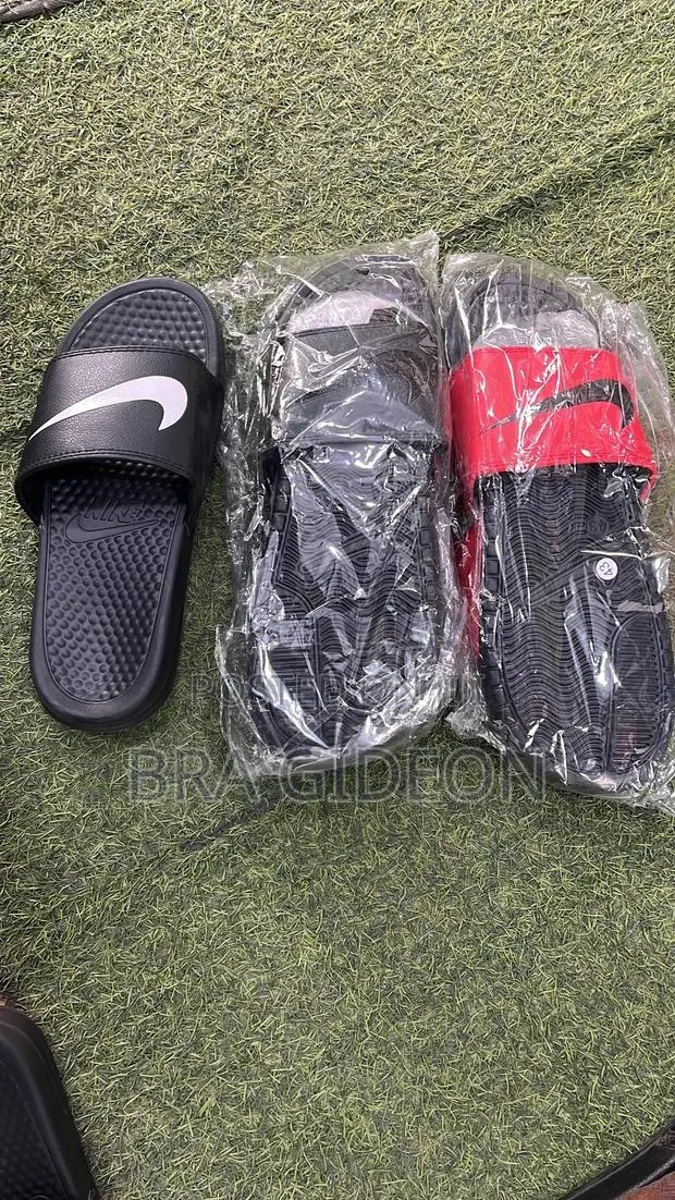 Nike Slides · Photo 1