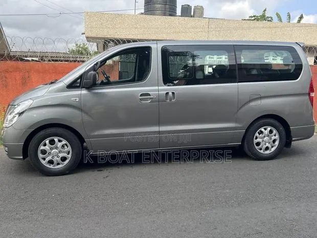 Hyundai Starex 2016 Silver · Photo 1