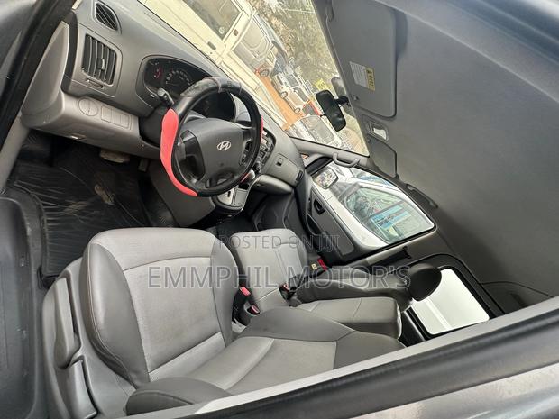 Hyundai Starex 2012 Grey · Photo 2