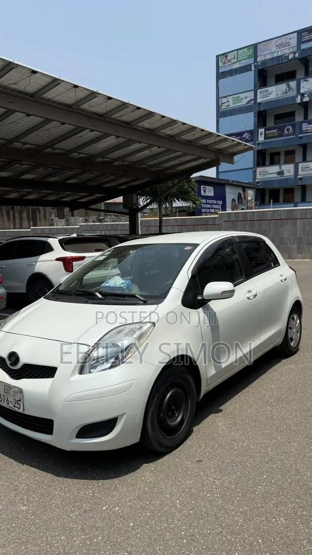 Toyota Vitz 1.0 FWD 5dr 2010 White · Photo 1