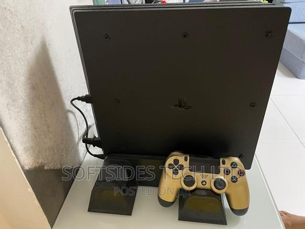 Uk Used Playstation 4 Pro With Games, 1tb and Accesories · Photo 1