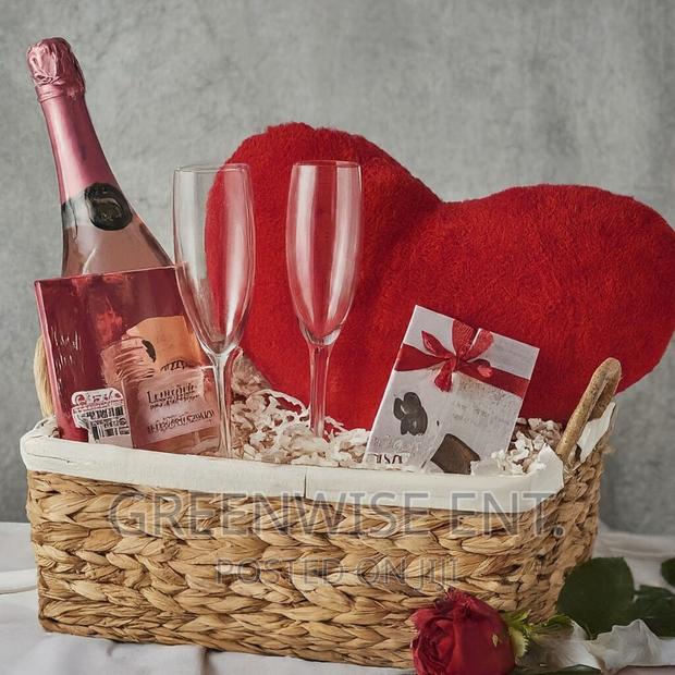 Classic Romance Valentine’S Hamper · Photo 1