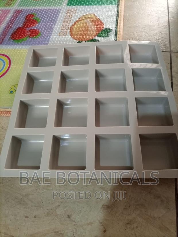 (16 Bar Capacity) Square Sillicone Soap Mold · Photo 3