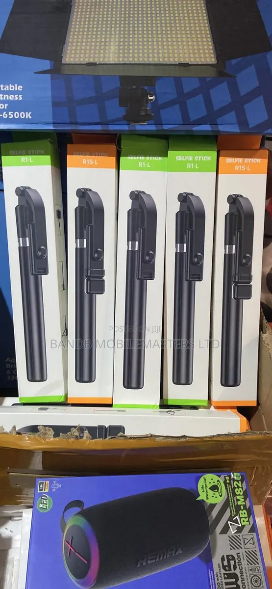 Selfie Stick Tripod With Fill Light Remote | Extendable Phone Stand · Photo 1
