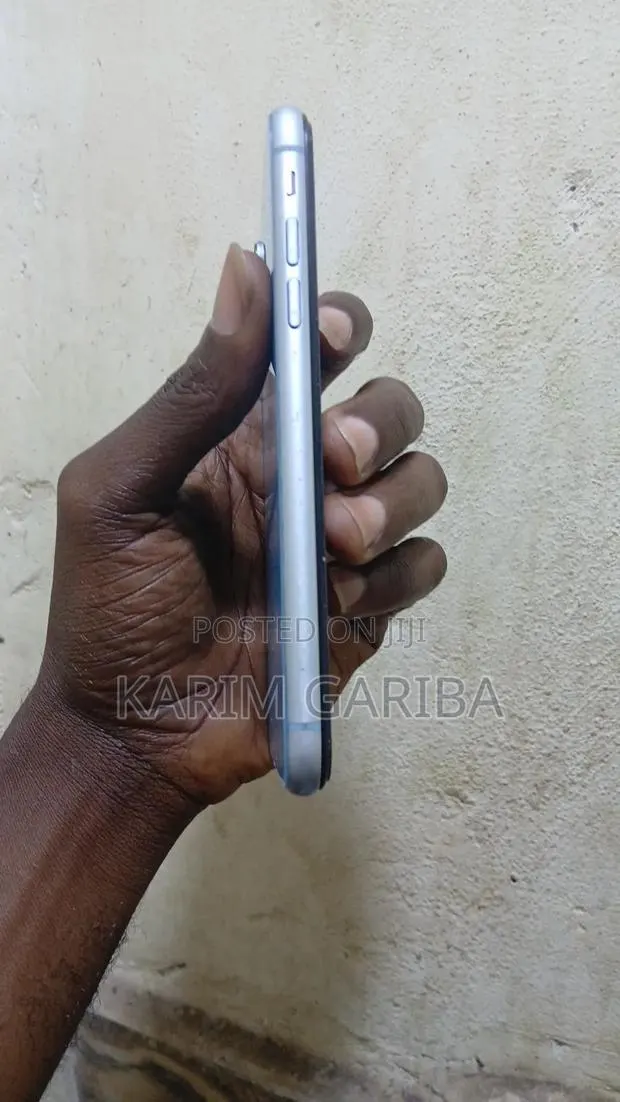 Apple iPhone XR 64 GB Blue · Photo 1