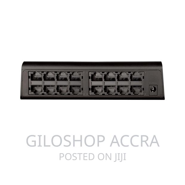 D-Link 16 Port Desktop Switch · Photo 2