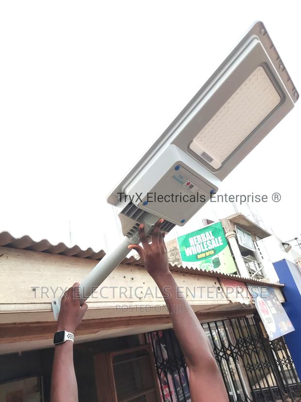 Aurora Lens 1000W Solar Street Light · Photo 1