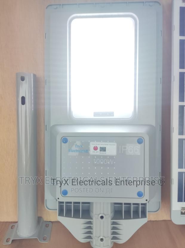 Aurora Lens 1000W Solar Street Light · Photo 2