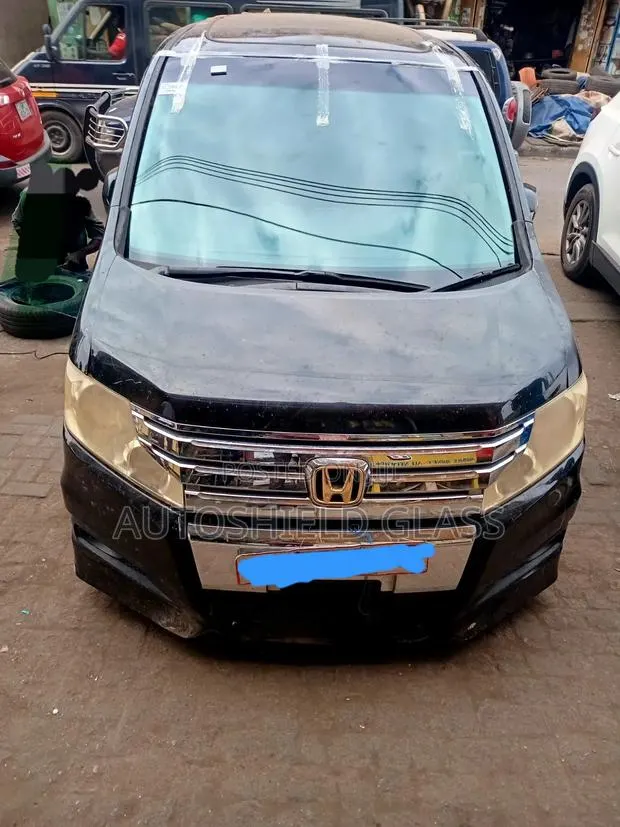 Honda Stepwgn Spada / Stepwagon Windscreen 2009 - 2015 Models · Photo 1