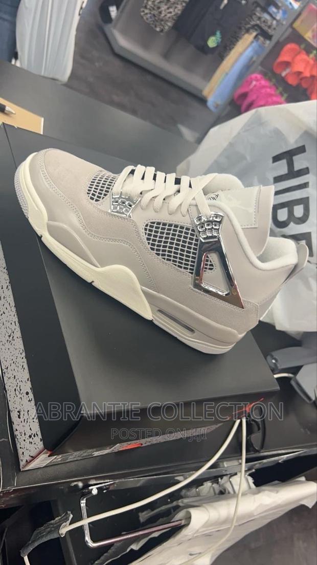 Nike Air Jordan 4 Frozen Moment · Photo 2
