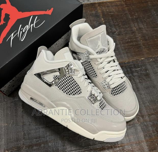 Nike Air Jordan 4 Frozen Moment · Photo 1