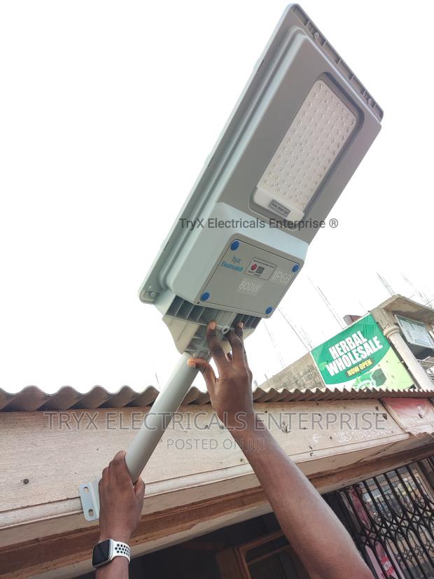 Aurora Lens 800W Solar Street Light · Photo 1