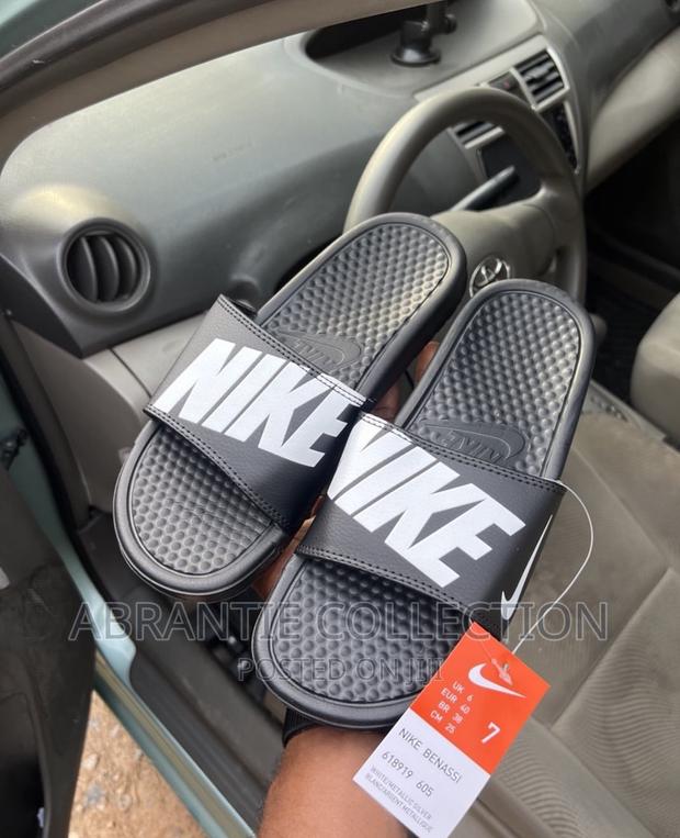 Nike Benassi Slides · Photo 1